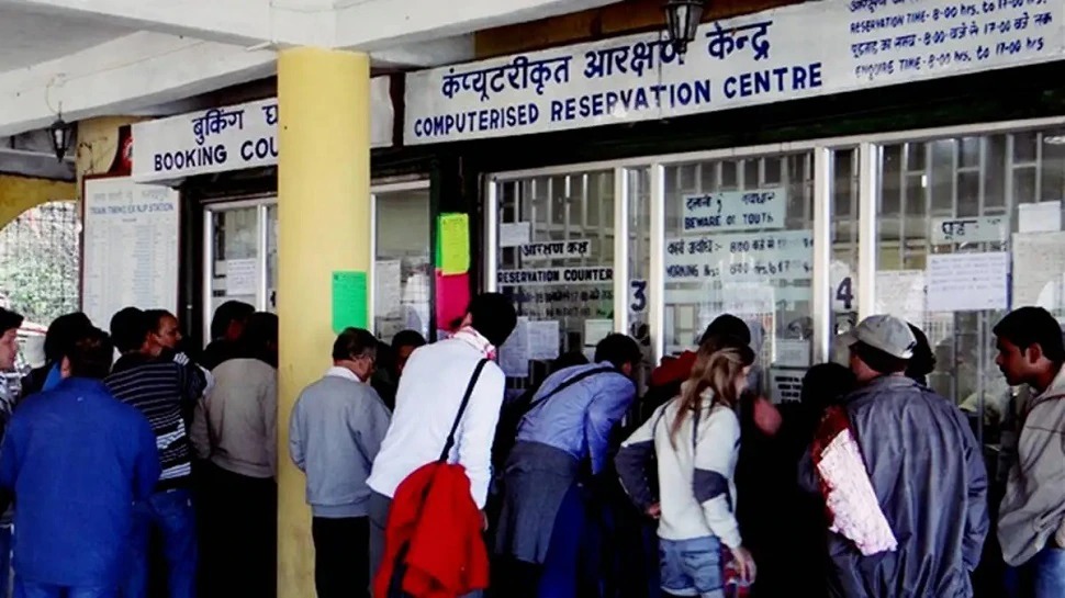 त्योहारी मौसम में रेलवे ने दिया बड़ा झटका, टिकट की कीमतों में किया इजाफा