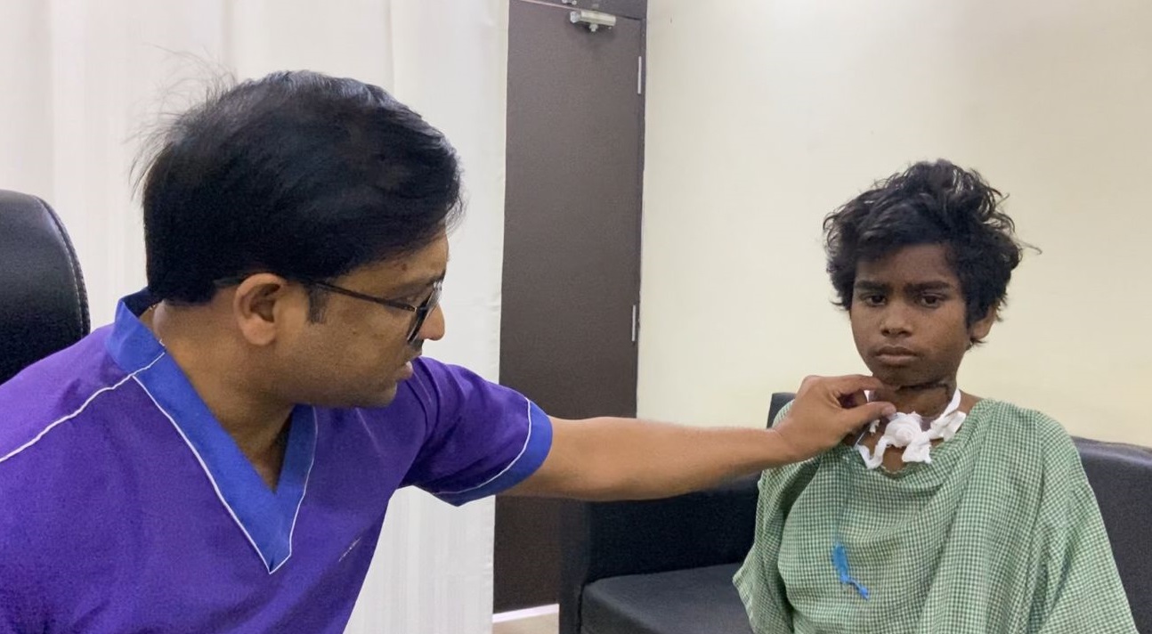 छत्तीसगढ़ का पहला ऑपरेशन: छाती की हड्डी और मास से डॉक्टरों ने बनाई श्वास नली, हाई टेंशन तार से चिपक गया था मासूम… डॉ कमलेश अग्रवाल ने किया ऑपरेशन