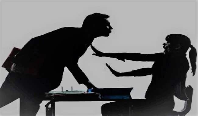 इस कॉलेज की करीब 100 छात्राओं ने प्रोफेसर पर लगाया यौन उत्पीड़न का आरोप, मच गया हड़कंप