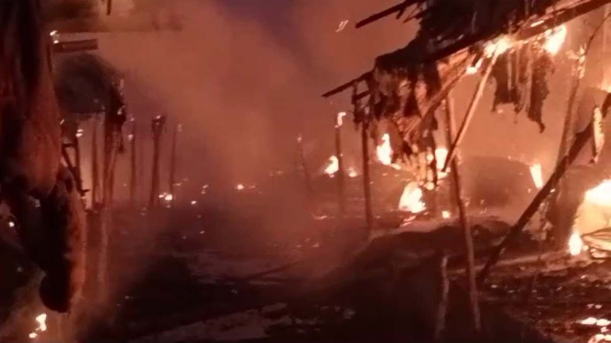 छत्तीसगढ़ में इस रेलवे स्टेशन के नजदीक 100 गुमटियों में लगी भीषण आग