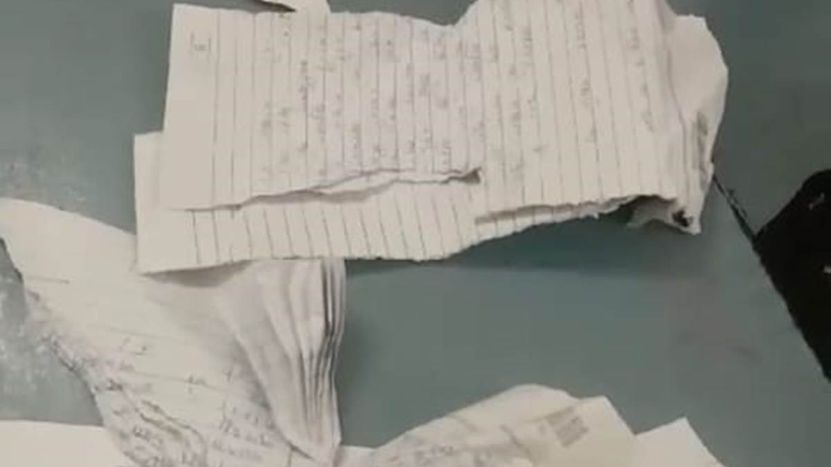 परीक्षा दे रही पत्नी की कॉपी फाड़ी, पति बोला-मुझे नहीं पढ़ाना