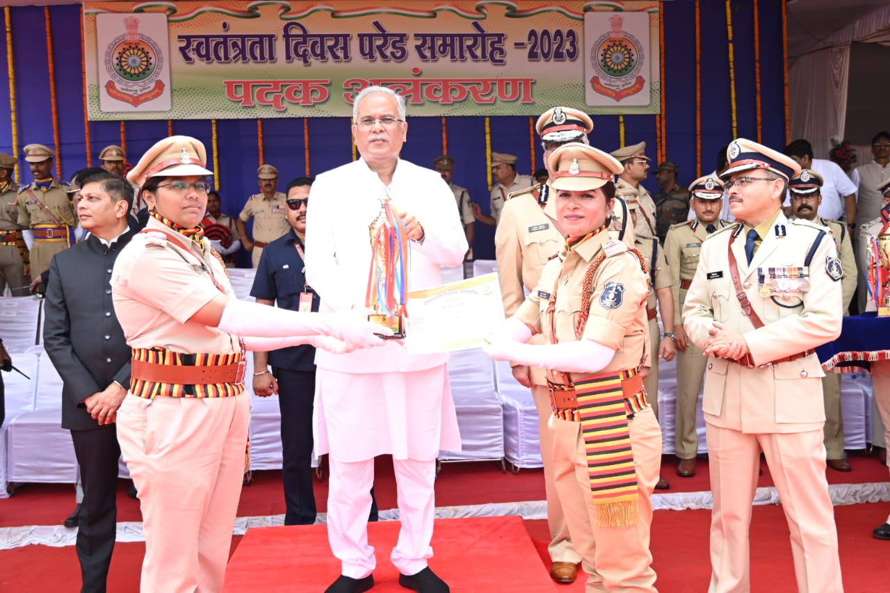 स्वतंत्रता दिवस मुख्य समारोह 2023 : मुख्यमंत्री ने पुलिस अधिकारियों को उत्कृष्ट सेवाओं के लिए किया पुरस्कृत
