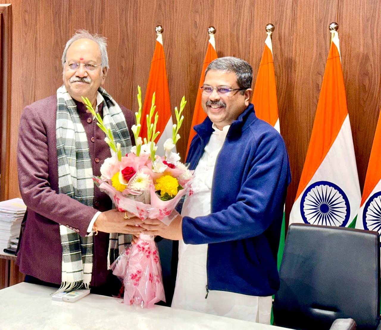 केंद्रीय मंत्री से छत्तीसगढ़ के सभी जिलों में नवोदय व केंद्रीय विद्यालय शुरू करने का अनुरोध