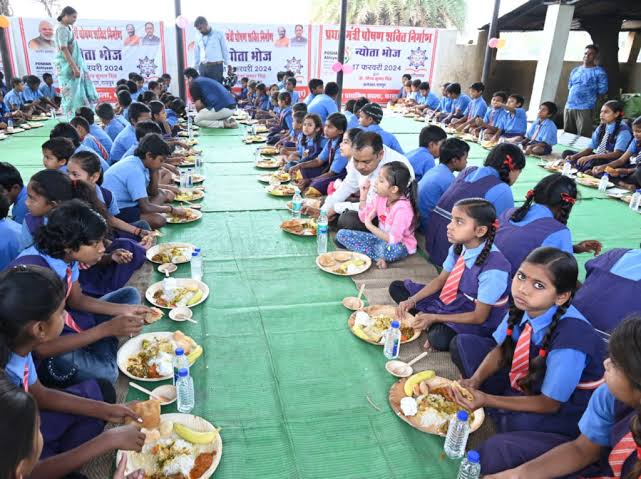 आश्रम और छात्रावास में बच्चों को कराया गया न्योता भोज