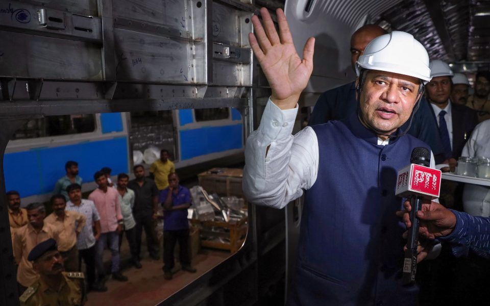 स्लीपर कोच वाली वंदे भारत ट्रेन जल्द दौड़ेगी