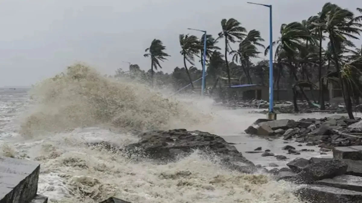 Cyclone Update: चक्रवाती तूफान दाना और करीब पहुंच गया, भारी बारिश शुरू; 120 की स्पीड से चलेंगी हवाएं