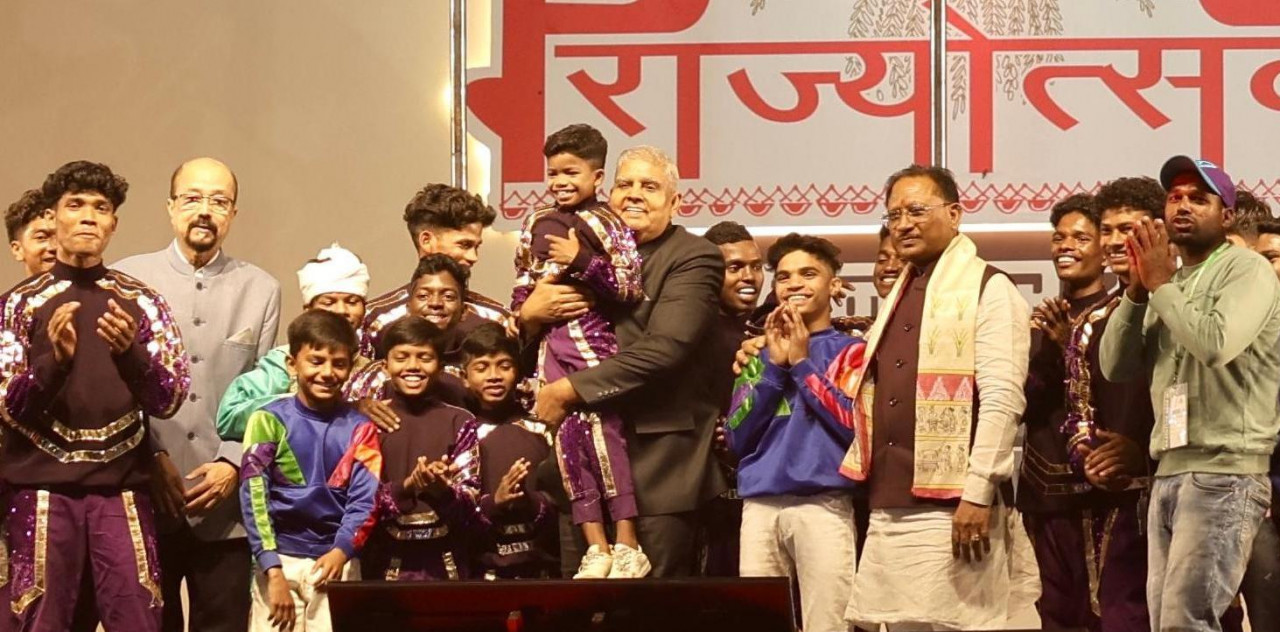 अबूझमाड़ के बच्चों के मलखंभ का अद्भुत प्रदर्शन देख इतने गदगद हुए उपराष्ट्रपति