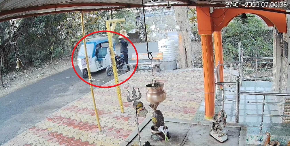 Hindu Muslim News: छत्तीसगढ़ में हनुमान चालीसा बजाने पर मिली धमकी, इशहाक खान बोला- मंदिर से फेंक दूंगा…