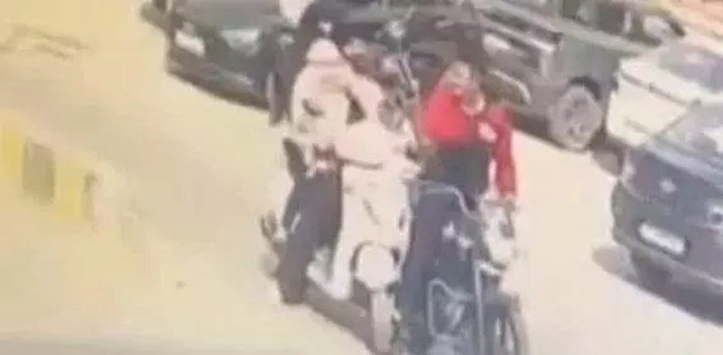 रायपुर में पुलिसकर्मी ने सरेआम युवती पर बरसाया लात घूंसे