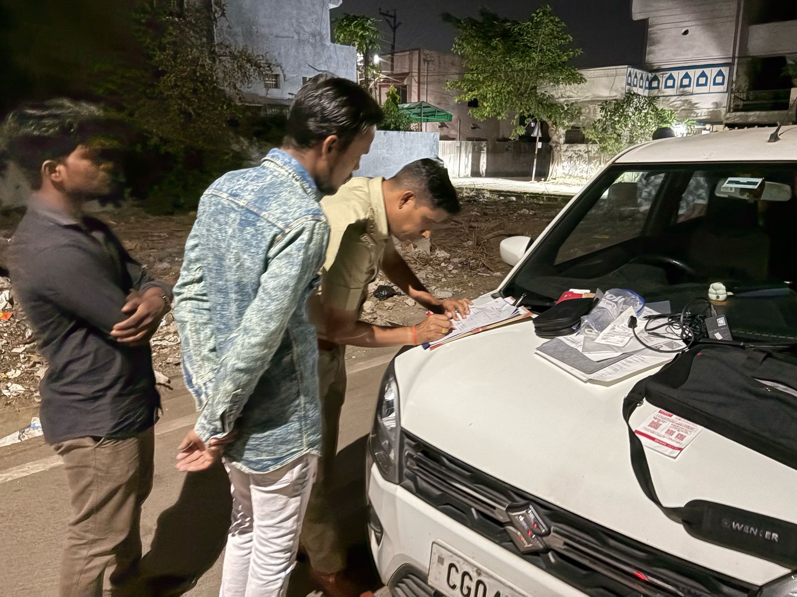 रायपुर में लावारिस बैग मिलने से सनसनी! अंदर जापानी महिला का पासपोर्ट समेत कई सामान, जांच में जुटी पुलिस