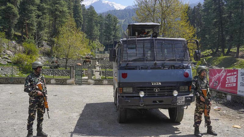 पहलगाम आतंकी हमले के बाद घाटी से पर्यटकों का पलायन तेज, बुकिंग रद्द कराने वाले बढ़े