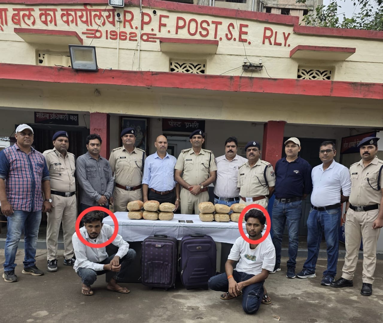 आरपीएफ पोस्ट रायपुर ने पकडा 3 लाख का गांजा, दो तस्कर गिरफ्तार