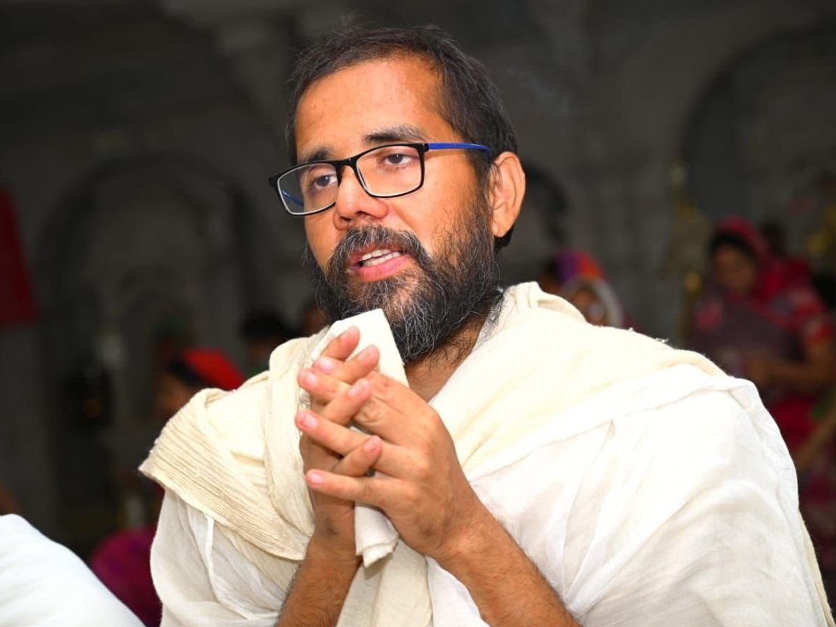 दूसरों की खामियां देखना छोड़ भीतर के अवगुणों को करो दूर