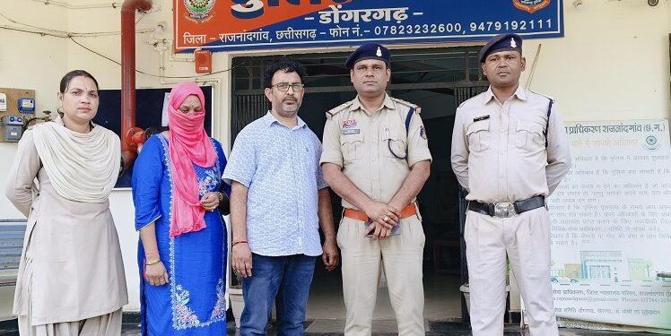 छत्तीसगढ़ में 43 ग्राहकों के 2.5 करोड़ रु. का गबन, Axis बैंक कर्मी पत्नी सहित गिरफ्तार