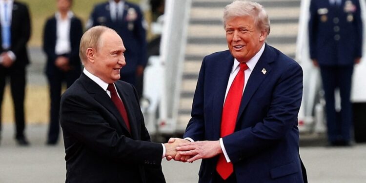 Trump and Putin Meeting: पुतिन के लिए कालीन खींचकर ले गएअमेरिकी सैनिक, यूक्रेन ने जमकर लिए मजे