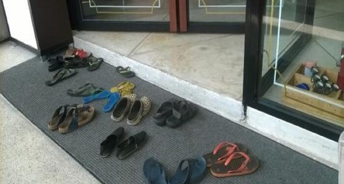 वास्तु शास्त्र: घर के मुख्य द्वार पर जूते-चप्पल उतारकर रखने चाहिए? जानें इससे लाभ, नुकसान