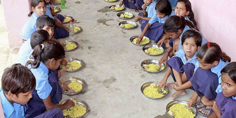 मिड-डे मील में बड़ी लापरवाही, बच्चों को परोसा कुत्ते का जूठा खाना