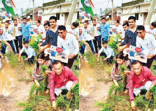 सड़क के गड्ढों पर कांग्रेसियों ने लगाए रोपा, किया नामकरण