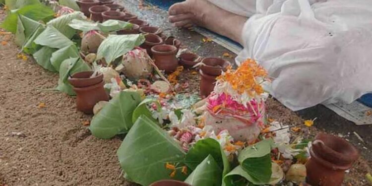 कल से पितृपक्ष, चंद्र ग्रहण की वजह से 12 बजकर 19 मिनट से पहले ही कर लें पूर्णिमा का श्राद्ध