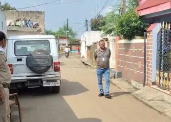 Raids: जांजगीर में EOW की दबिश, लिपिक जयचंद कोसले के घर पहुंची 12 सदस्यीय टीम, पूछताछ और जांच जारी