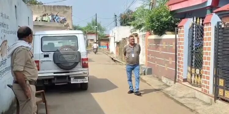 Raids: जांजगीर में EOW की दबिश, लिपिक जयचंद कोसले के घर पहुंची 12 सदस्यीय टीम, पूछताछ और जांच जारी