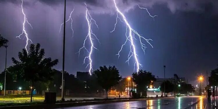 छत्तीसगढ़ में बदलेगा मौसम का मिजाज: रायपुर समेत इन जिलों में गरज-चमक के साथ भारी वर्षा की चेतावनी