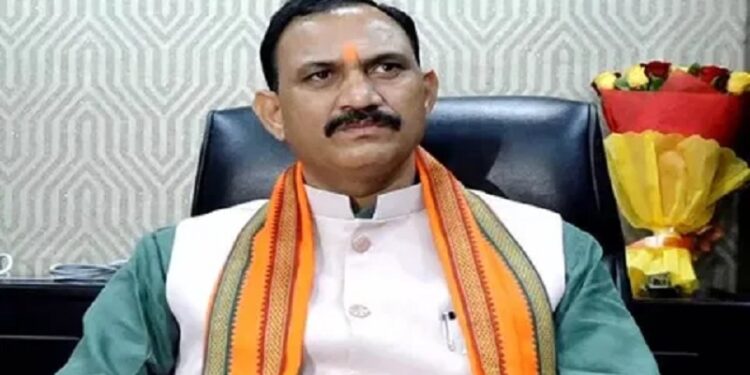 अपने जान की परवाह किए बिना काम करती हैं नर्सेस: स्वास्थ्य मंत्री