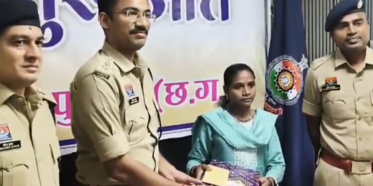 नक्सल अभियान को बड़ी सफलता; गरियाबंद में 8 लाख की इनामी महिला नक्सली जानसी ने किया सरेंडर