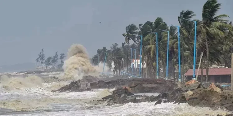 आंध्र और ओडिशा में मोंथा ने मचाई तबाही, 100KM प्रति घंटे की रफ्तार से टकराया तूफान; 1 की मौत