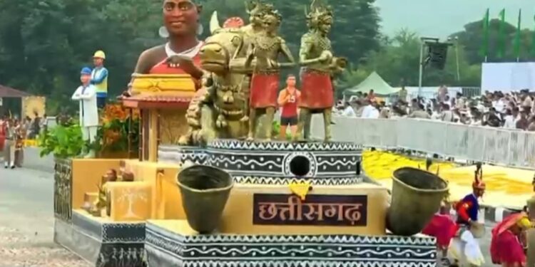 गुजरात की धरती पर बस्तर का सम्मान -एकता परेड में छत्तीसगढ़ की झांकी ने दिखाया विकास का नया मॉडल, प्रधानमंत्री नरेंद्र मोदी हुए प्रभावित