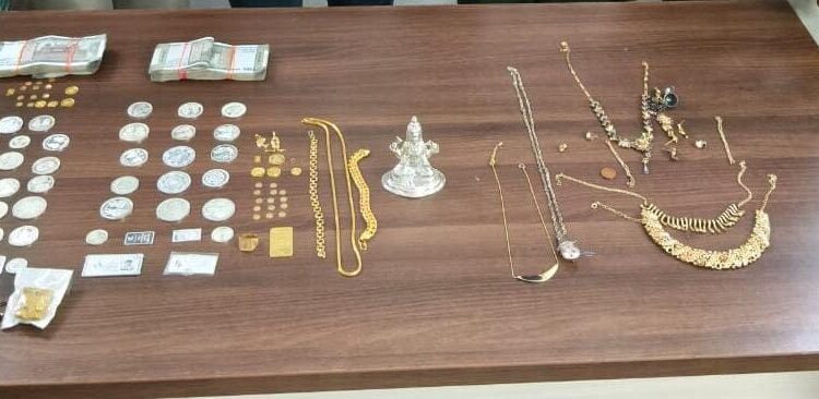 सूने मकान में चोरी के मामले में एक आरोपी और नाबालिग गिरफ्तार, 12.50 लाख का माल बरामद