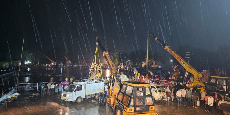 माँ दुर्गा की मूर्तियों का महादेवघाट के समीप विसर्जन कुण्ड में भक्तों द्वारा श्रद्धापूर्ण विसर्जन