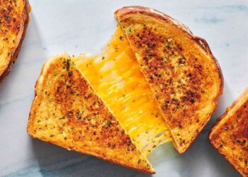 Cheese Toast: चटोरो के लिए कुछ खास! तारों की जाली पर डबलरोटी के स्लाइस