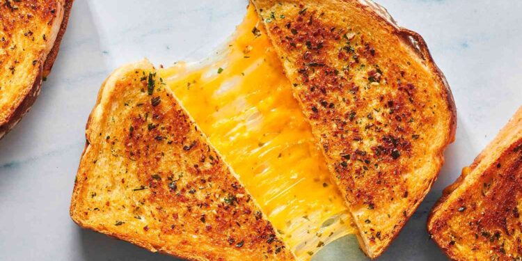 Cheese Toast: चटोरो के लिए कुछ खास! तारों की जाली पर डबलरोटी के स्लाइस