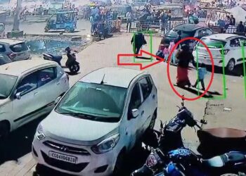 रायपुर स्टेशन से दो साल की बच्ची को ले भागी महिला, सीसीटीवी में कैद