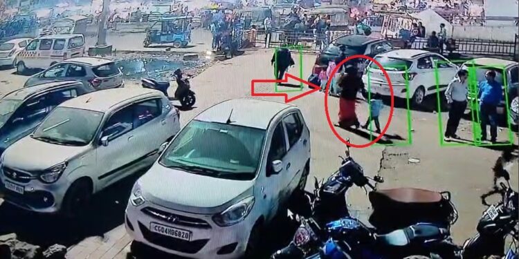 रायपुर स्टेशन से दो साल की बच्ची को ले भागी महिला, सीसीटीवी में कैद