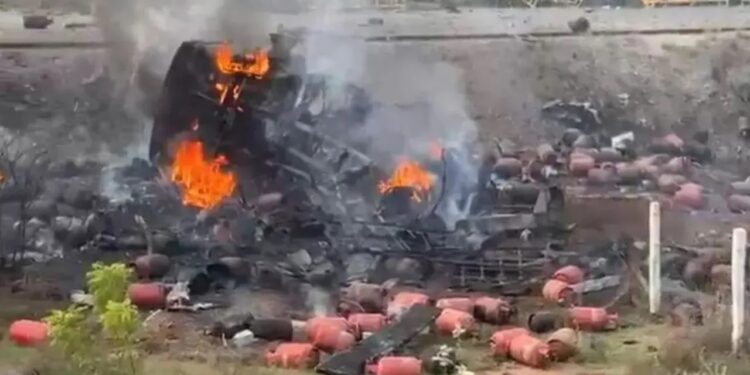 Tamil Nadu Cylinders Blast: तमिलनाडु के अरियालूर में गैस सिलेंडर से भरा ट्रक पलटा, कई धमाकों से दहला इलाका