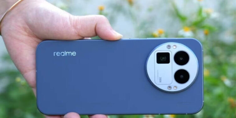 Realme का अपने यूज़र्स के लिए बड़ा तोहफा, अब नया हो जाएगा आपका कैमरा, बैटरी; फोन की स्पीड होगी दोगुनी