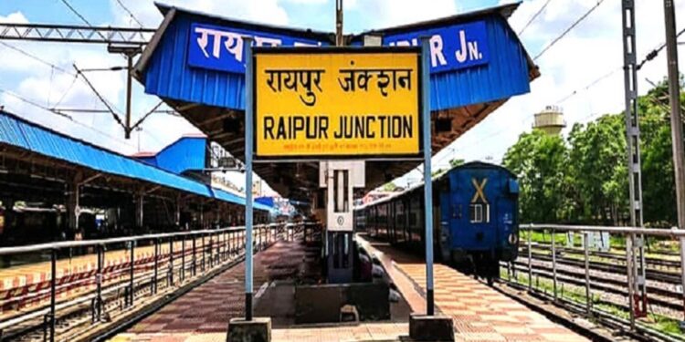 छत्तीसगढ़ राज्य स्थापना दिवस के अवसर पर रायपुर रेलवे स्टेशन में गूंजा छत्तीसगढ़ का राज्य गीत