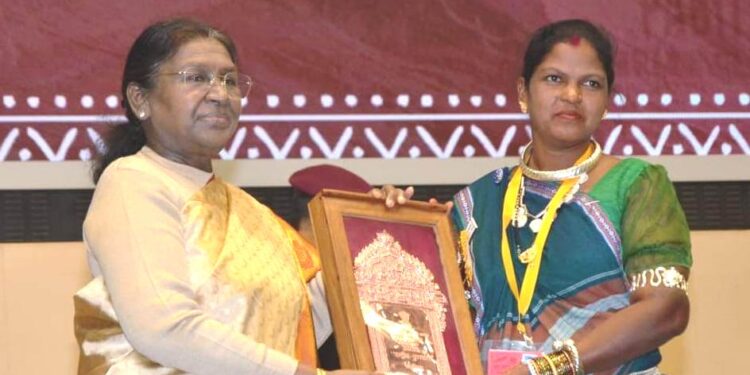 राष्ट्रपति द्रौपदी मुर्मु के हाथों हीराबाई झरेका बघेल राष्ट्रीय हस्तशिल्प पुरस्कार से सम्मानित