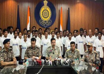 दंतेवाड़ा में 37 नक्सलियों का समर्पण: 27 पर था 65 लाख का ईनाम, 12 महिलाएं भी शामिल