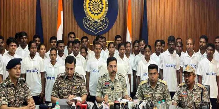 दंतेवाड़ा में 37 नक्सलियों का समर्पण: 27 पर था 65 लाख का ईनाम, 12 महिलाएं भी शामिल