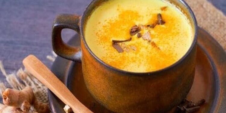 सर्दियों में पिएं गुनगुना हल्दी वाला दूध, ये हैं ‘गोल्डन मिल्क’ के फायदे