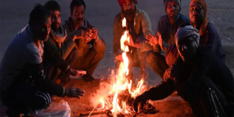 ठंड का डबल अटैक! कई इलाकों में तापमान 10° से नीचे