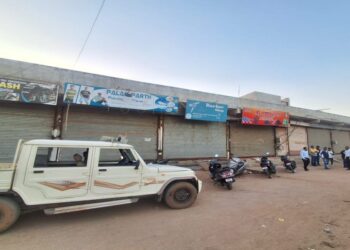 बकायेदारों पर निगम की सख्ती, 5 व्यवसायिक परिसर को किया सील