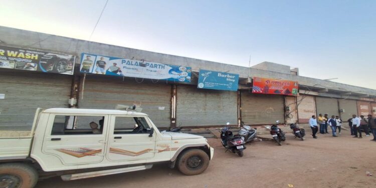 बकायेदारों पर निगम की सख्ती, 5 व्यवसायिक परिसर को किया सील