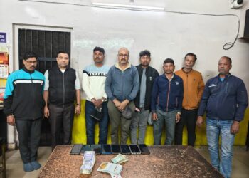 खमतराई पुलिस की बड़ी कार्रवाई: 8 जुआरी गिरफ्तार, 12 लाख का मशरूका बरामद