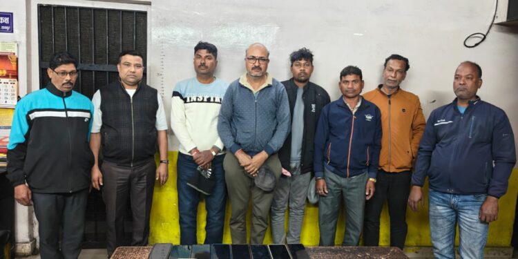 खमतराई पुलिस की बड़ी कार्रवाई: 8 जुआरी गिरफ्तार, 12 लाख का मशरूका बरामद