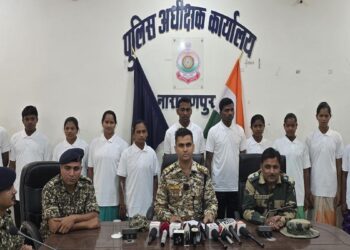 नारायणपुर में 11 नक्सलियों ने एसपी के सामने किया आत्मसमर्पण