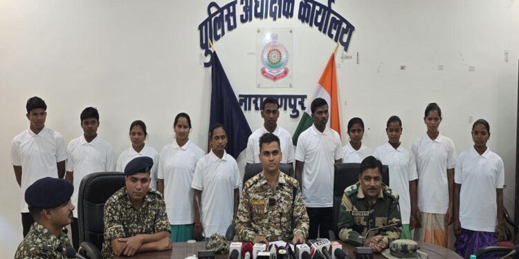 नारायणपुर में 11 नक्सलियों ने एसपी के सामने किया आत्मसमर्पण